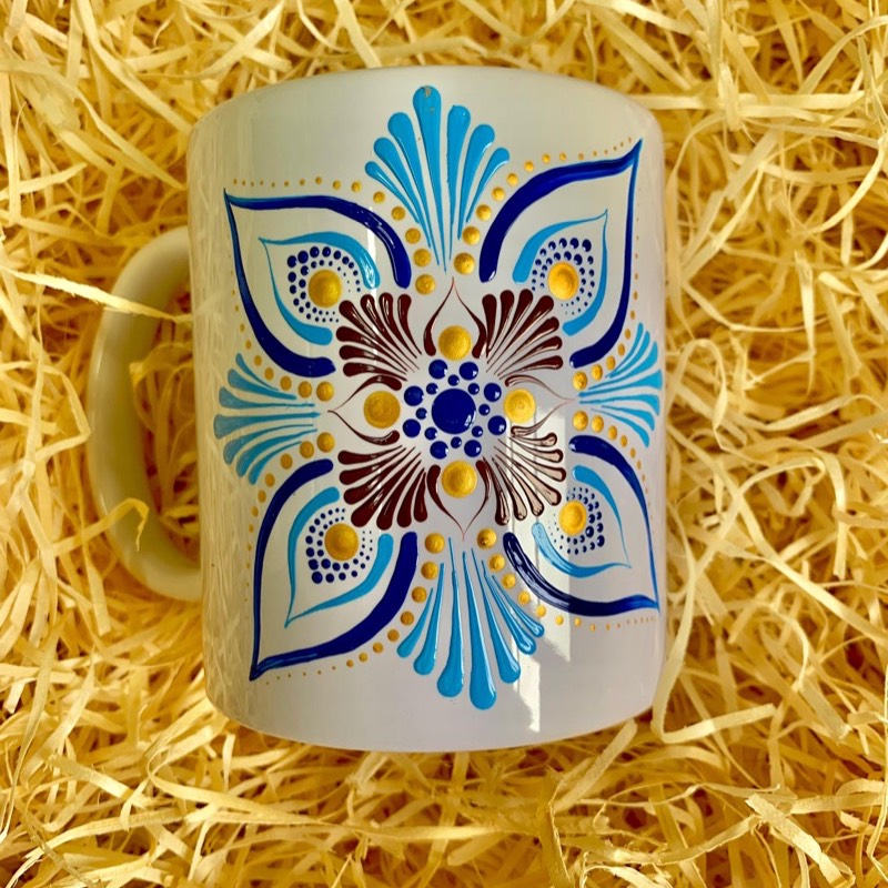 Caneca com mandala em azul e dourado pintada à mão em pontilhismo pela Japa Mandalas