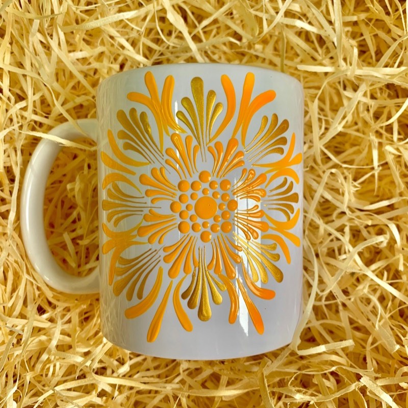 Caneca com mandala em laranja vibrante pintada à mão em pontilhismo pela Japa Mandalas