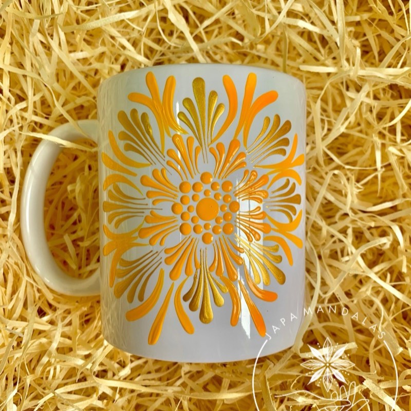 Caneca com mandala em laranja e dourado pintada à mão em pontilhismo pela Japa Mandalas