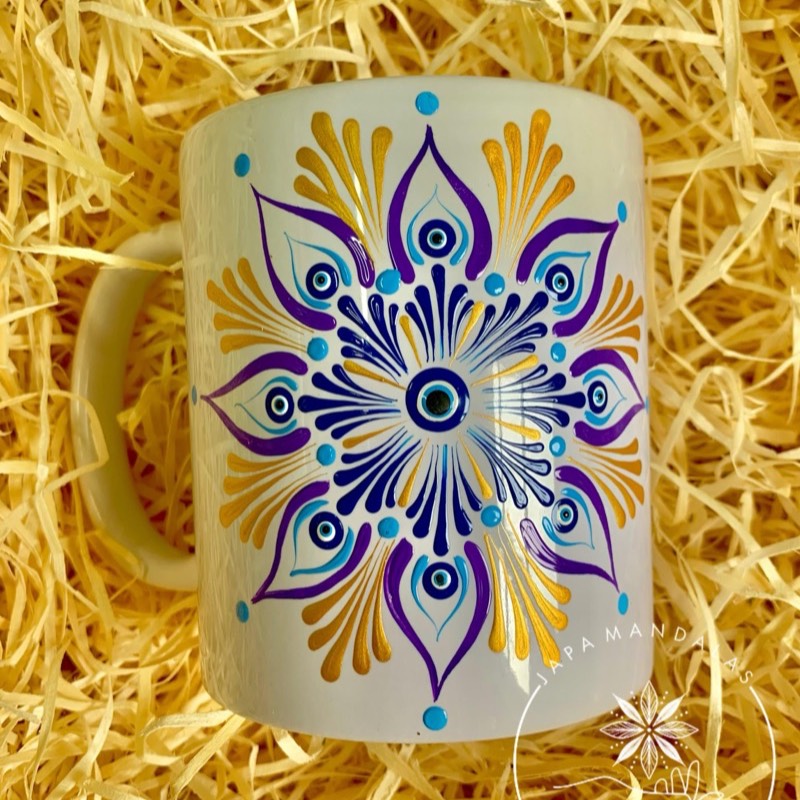 Caneca com mandala em roxo, azul e dourado pintada à mão em pontilhismo pela Japa Mandalas