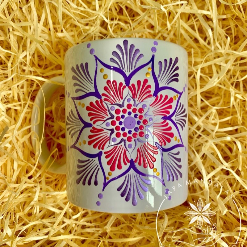 Caneca com mandala em roxo e vermelho pintada à mão em pontilhismo pela Japa Mandalas