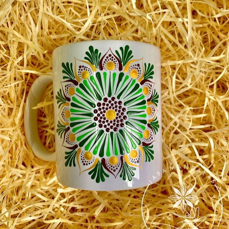 Caneca com mandala em verde e dourado pintada à mão em pontilhismo pela Japa Mandalas