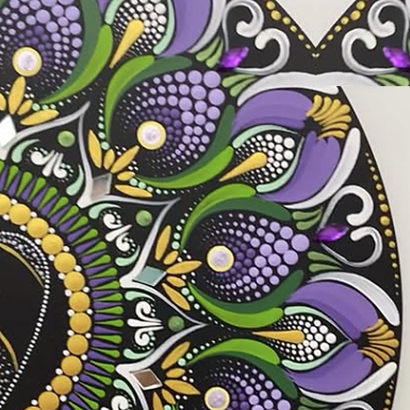 Mandala em pontilhismo em tons de roxo e verde