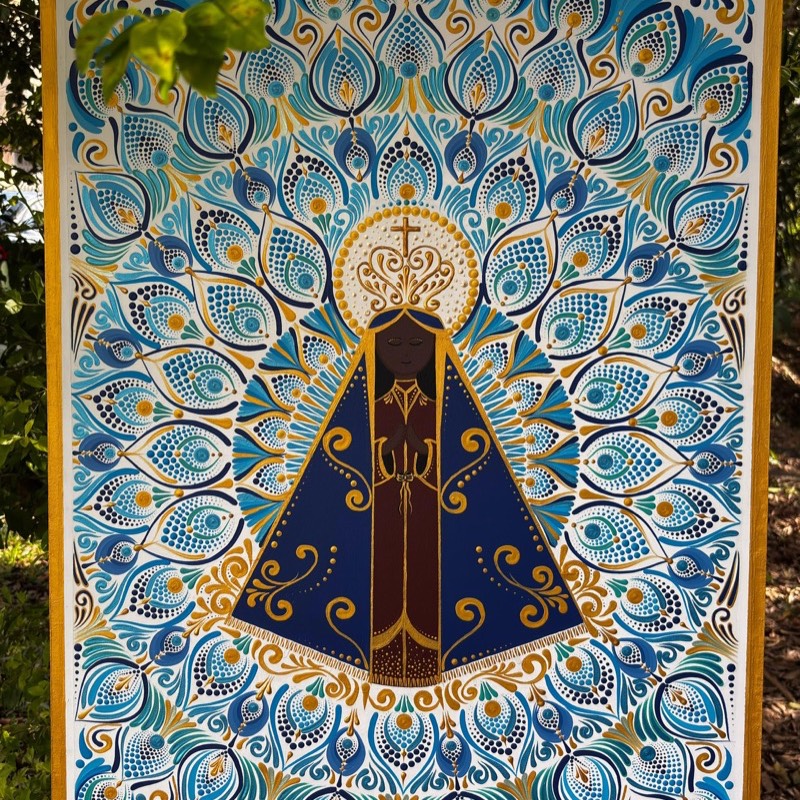 Mandala de Nossa Senhora Aparecida em pontilhismo, com pétalas azuis e detalhes dourados